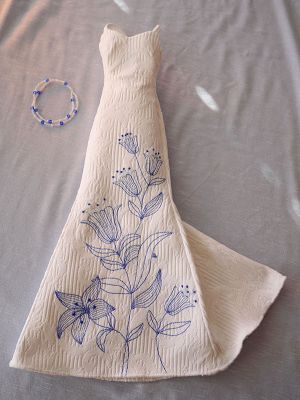 White with blue tulips+necklace 51